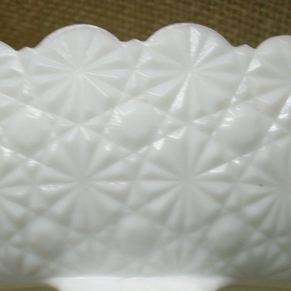 Vintage Fenton Milk Glass Daisy & Button Footed Dish - Picture 16 of 16